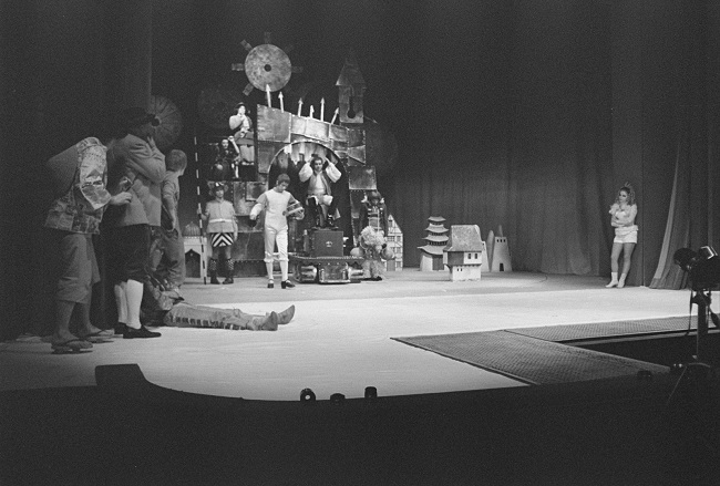 Sechse kommen durch die ganze Welt (1972): Abstrakt wirkendes Schloss / © Deutsche Fotothek/Abraham Pisarek