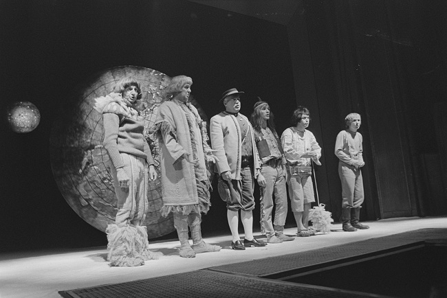 Sechse kommen durch die ganze Welt (1972): Minimalistisches Bühnenbild / © Deutsche Fotothek/Abraham Pisarek