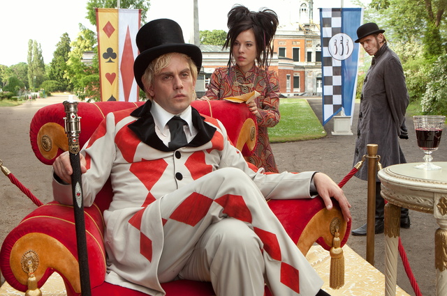 Sechse kommen durch die ganze Welt (2014): König (Sebastian Bezzel) und Tochter (Laura Maria Heid) vorm Marmorpalais / © rbb/Daniela Incoronato