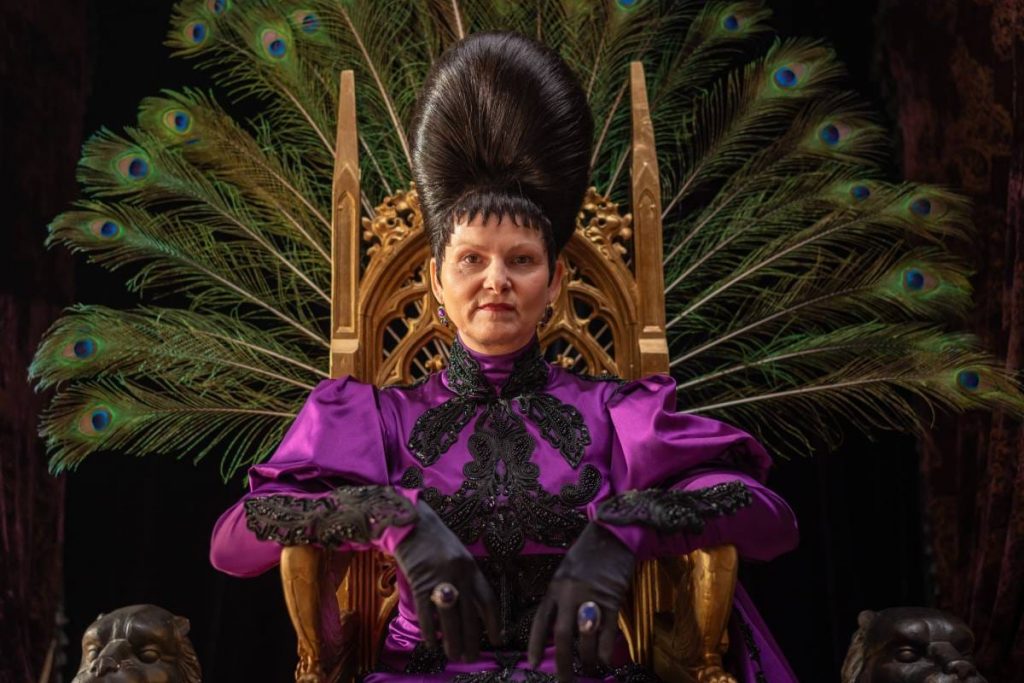 Die Farbe Lila: Königin Mortana (Klára Melíšková) auf dem Thron / © KiKA/Česká televize/Slovenská televízia a rozhlas/Jaroslav Fikota