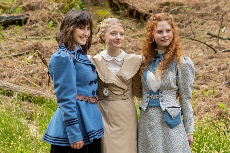 Leona (Dorota Šlajerová, v. l. n. r.), Sophie (Josefína Marková), Flóra (Sára Cernochová) / © KiKA/Česká televize/Slovenská televízia a rozhlas/Jaroslav Fikota