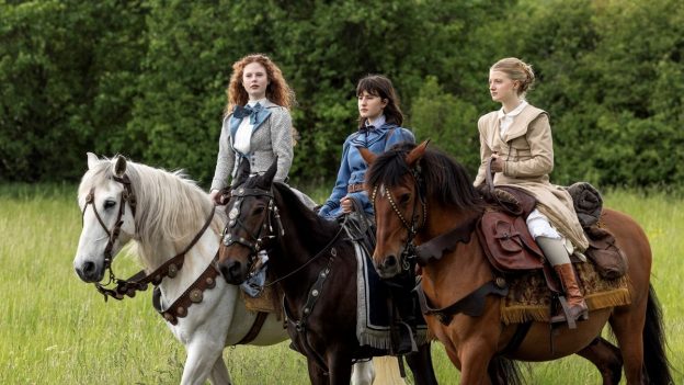 Flóra (Sára Cernochová), Leona (Dorota Šlajerová) und Sophie (Josefína Marková) sind die „Drei Prinzessinnen“ / © KiKA/Česká televize/Slovenská televízia a rozhlas/Jaroslav Fikota