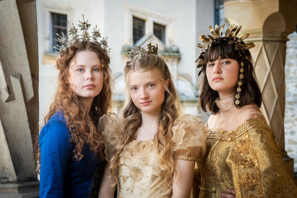 Flóra (Sára Cernochová), Sophie (Josefína Marková), Leona (Dorota Šlajerová) / © KiKA/Česká televize/Slovenská televízia a rozhlas/Jaroslav Fikota